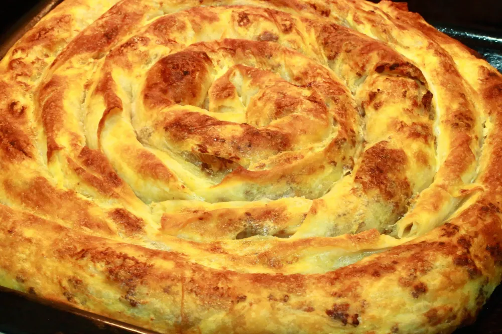 Alışkanlık Yapan Kıymalı Börek Tarifi