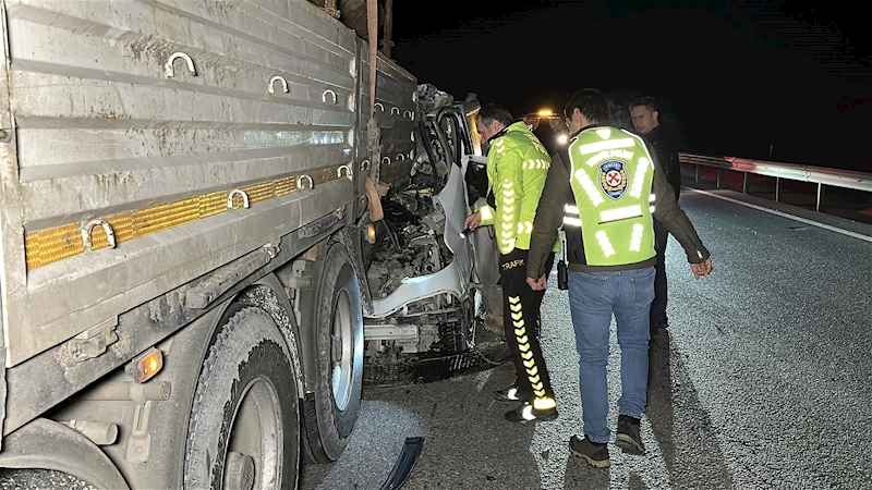 Kamyonet, çarptığı TIR’ın dorsesinde 100 metre sürüklendi; 1 ölü, 1 yaralı