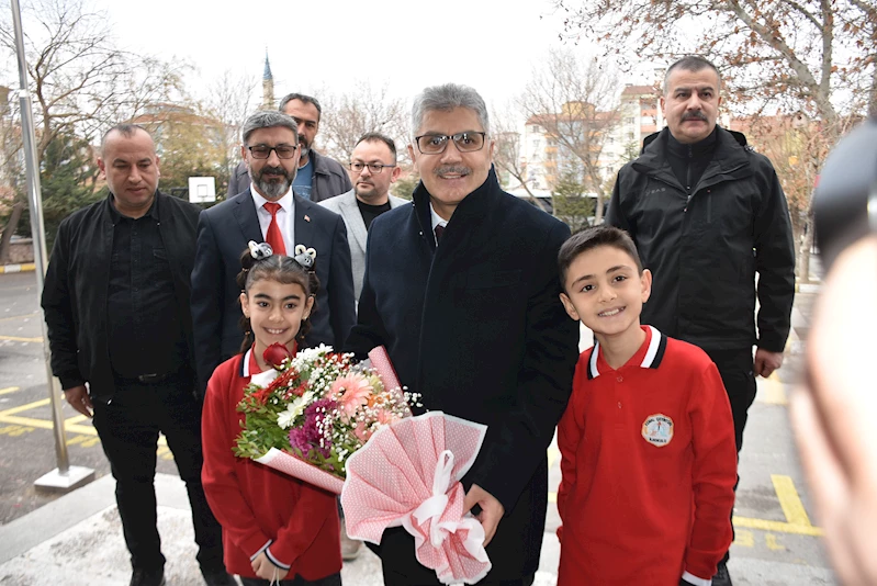 Vali Cahit Çelik, öğrencilerin karne sevincine ortak oldu