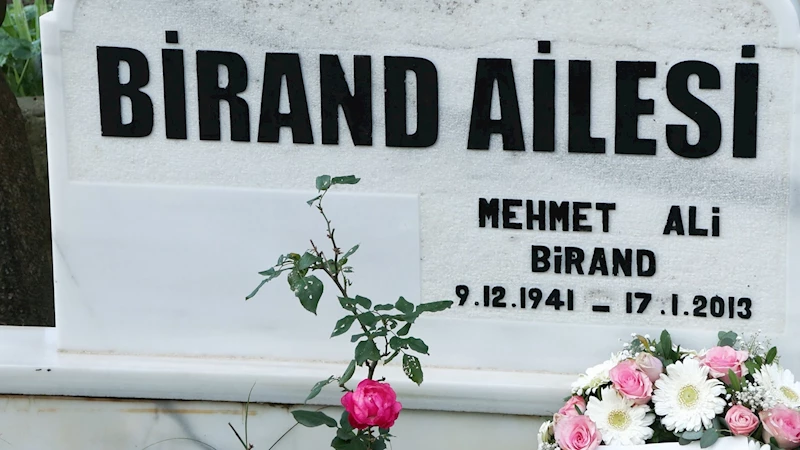 İstanbul - Gazeteci Mehmet Ali Birand mezarı başında anıldı