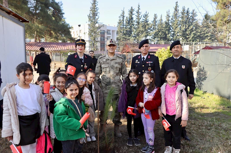 Osmaniye’de minik öğrenciler jandarmanın misafiri oldu