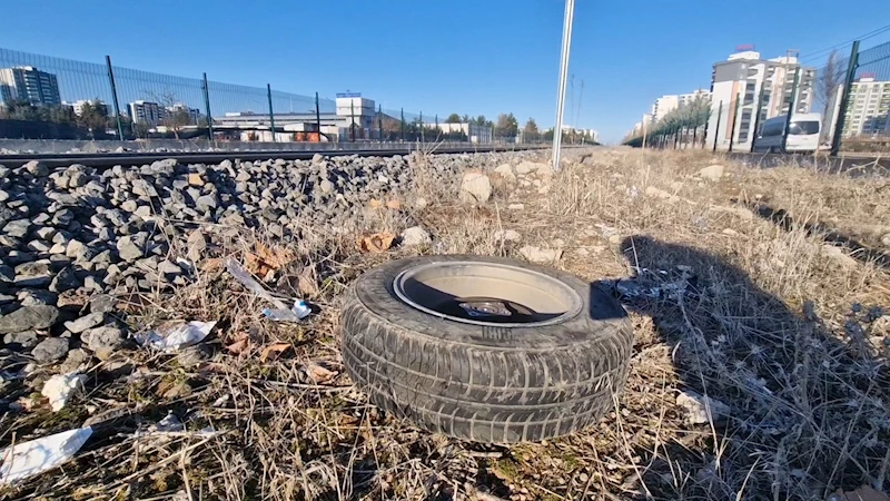 Yük treni, hemzemin geçitte otomobile çarptı; 1 ölü, 1 yaralı