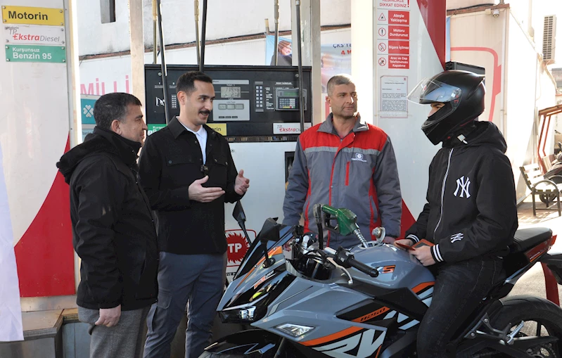 Gaziantep’te kaskını takan motosiklet sürücülerine akaryakıtta indirin