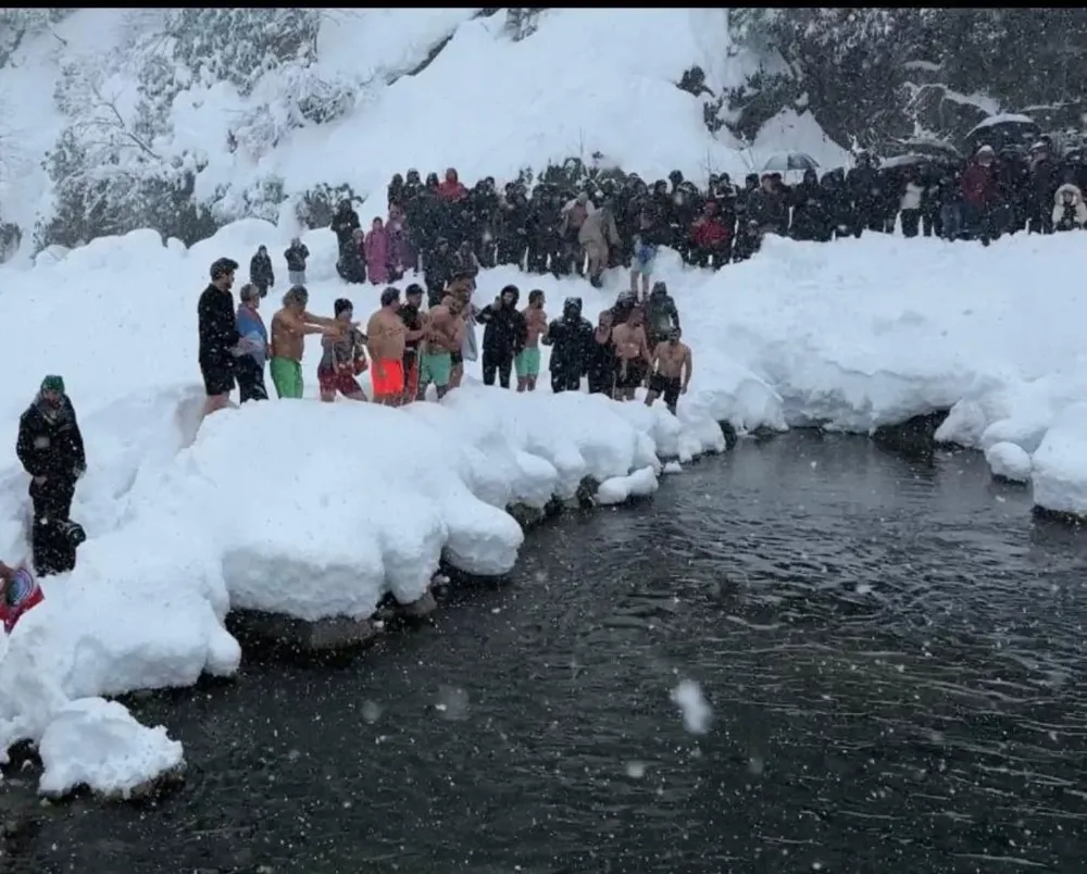 Rize’de 9. Kış Yüzme Şenliği Kar Yağışı Eşliğinde Ardeşen’de Düzenlendi