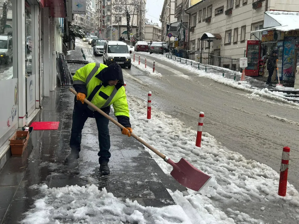 Artvin Belediyesi  Kar Temizleme ve Tuzlama Çalışmaları Aralıksız Devam Ediyor