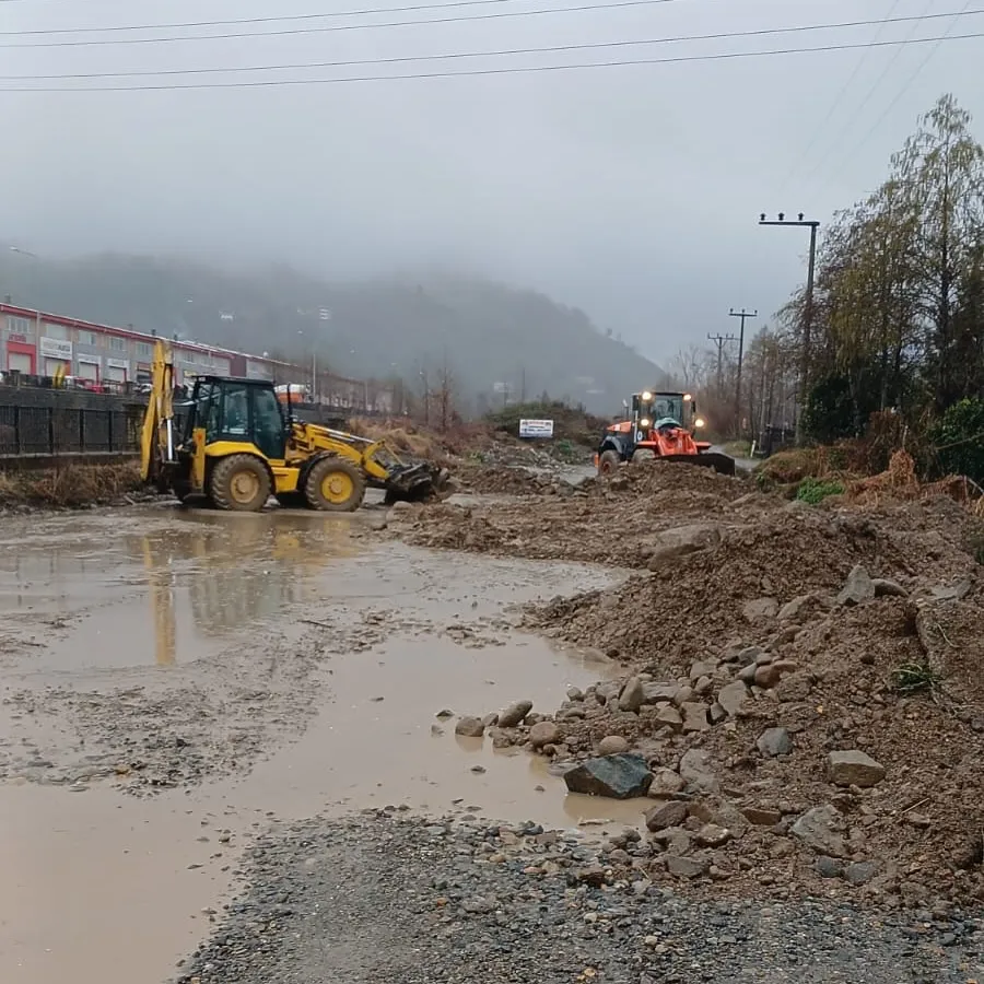 Pazar Belediyesinden Güzelyalı Mahallesinde Yağmur Suyu ve Yol Düzenleme Çalışması