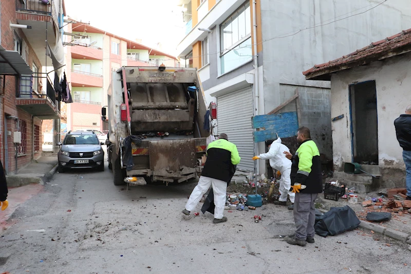 Eskişehir’de kötü kokular gelen evden 6 ton çöp çıktı