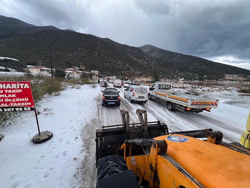 Şiddetli yağmur ve dolu sele neden oldu, yol ulaşıma kapandı / Ek Fotoğraflar