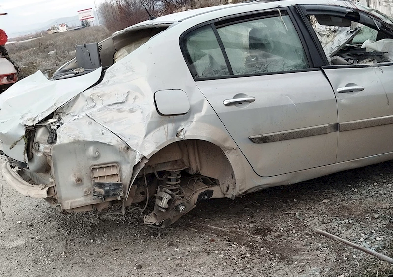 İş yerinin duvarına çarpan otomobilin sürücüsü öldü