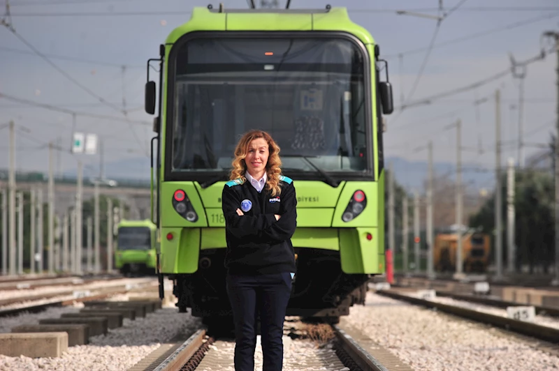 Ülkü, her gün yolcu olarak bindiği metronun 6 aydır vatman koltuğuna oturuyor