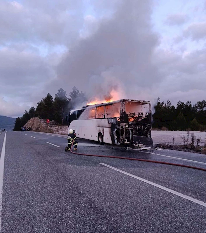 Servis otobüs alev alev yandı