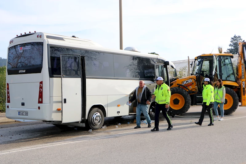 Midibüs ile iş makinesi çarpıştı; 15