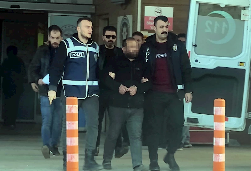 Jandarmayı görünce kendisini eve kilitleyip, 24 saat sonra teslim olan şüpheli ile oğlu adliyede