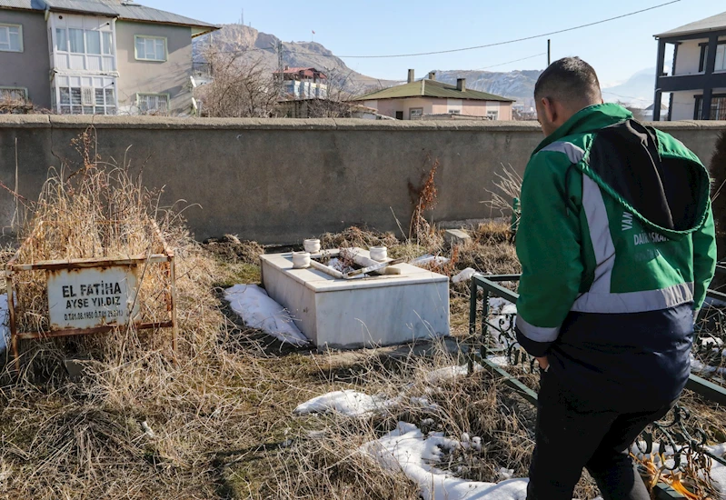 Mezarlıkta 30’dan fazla mezarın taşları tahrip edildi