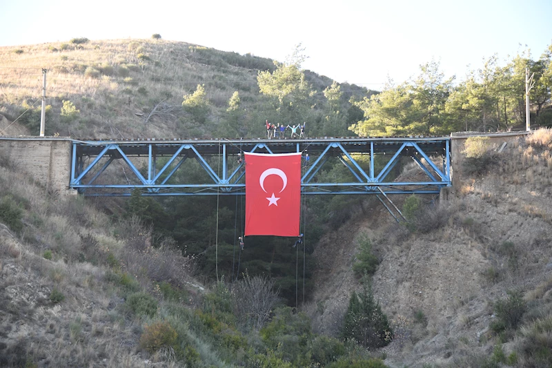  Kanlıgeçit tren köprüsünde kurtuluş şehitleri anısına Türk bayrağı dalgalandırdı