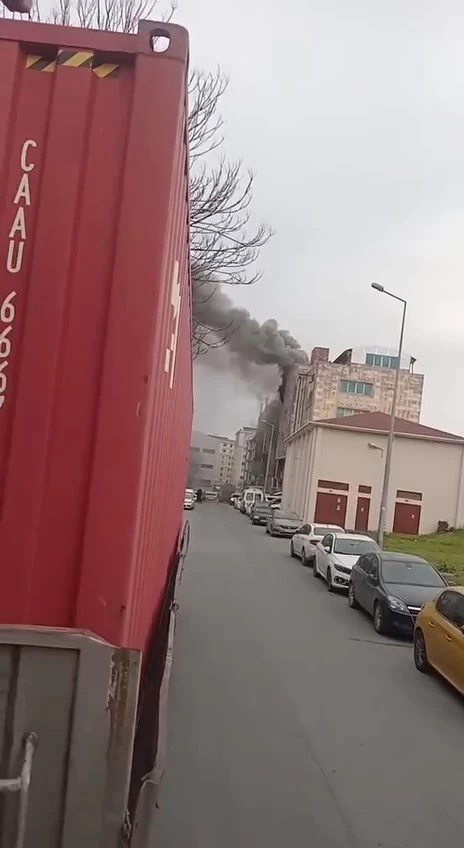 İstanbul - Beylikdüzü’nde iş merkezinde çıkan yangın itfaiye tarafından söndürüldü