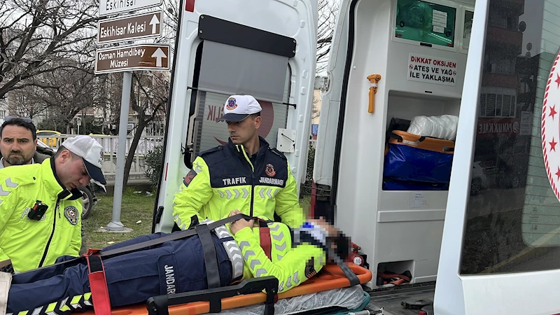 İki araç kavşakta çarpıştı; jandarma personeli yaralandı