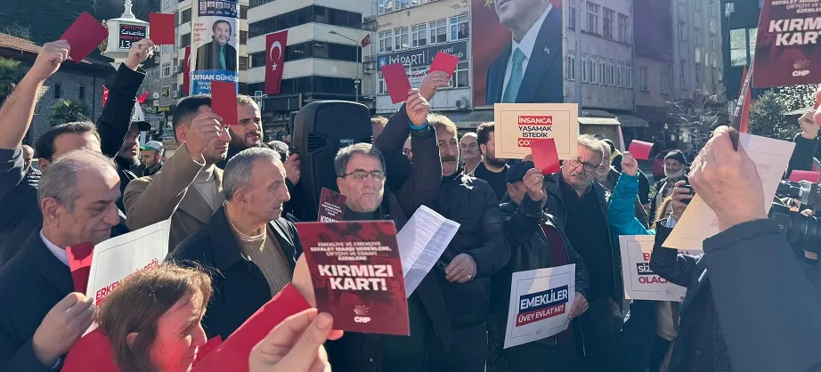 CHP’nin Çayeli’nde Kırmızı Kart Eylemi: Vatandaşlar Geçim Sıkıntısına Tepki Gösterdi