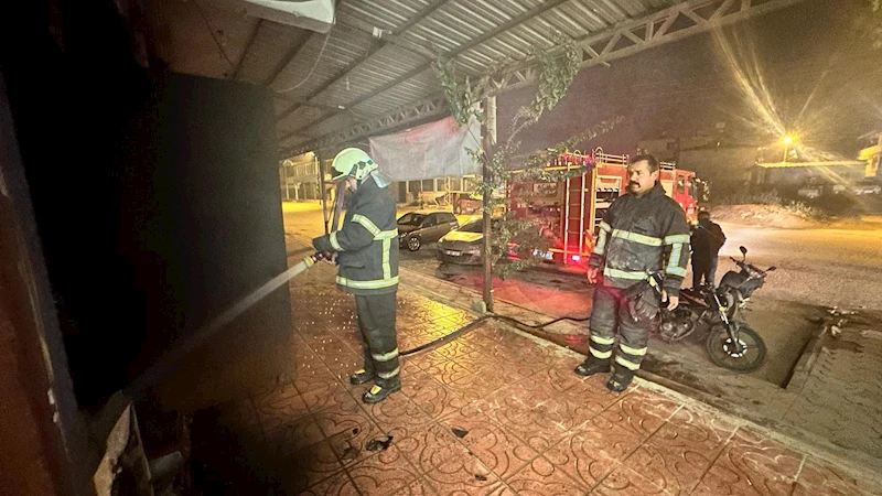 Hatay’da berber dükkanı yandı