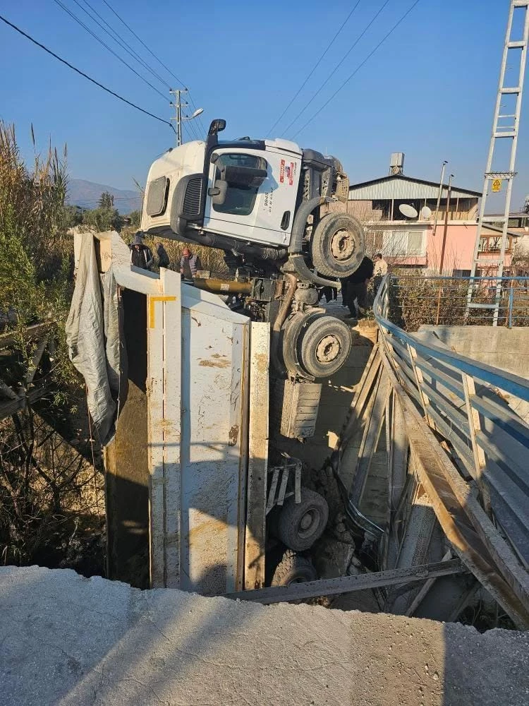 Köprü çöktü, kamyon dereye düştü