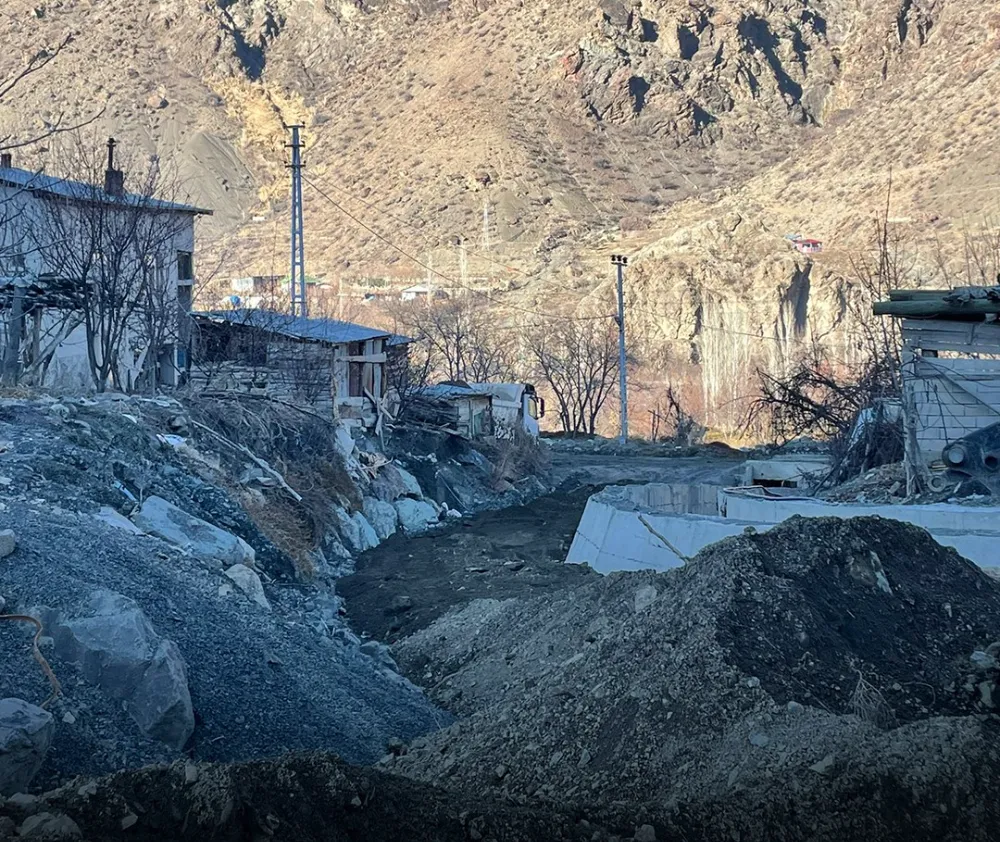 Oltu Belediyesi, Ayvalı Mahallesi’nde Sel Tahribatı Sonrası Yol Yenileme Çalışmalarına Başladı