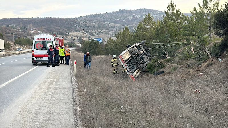 Devrilen çekicinin sürücüsü yaralandı