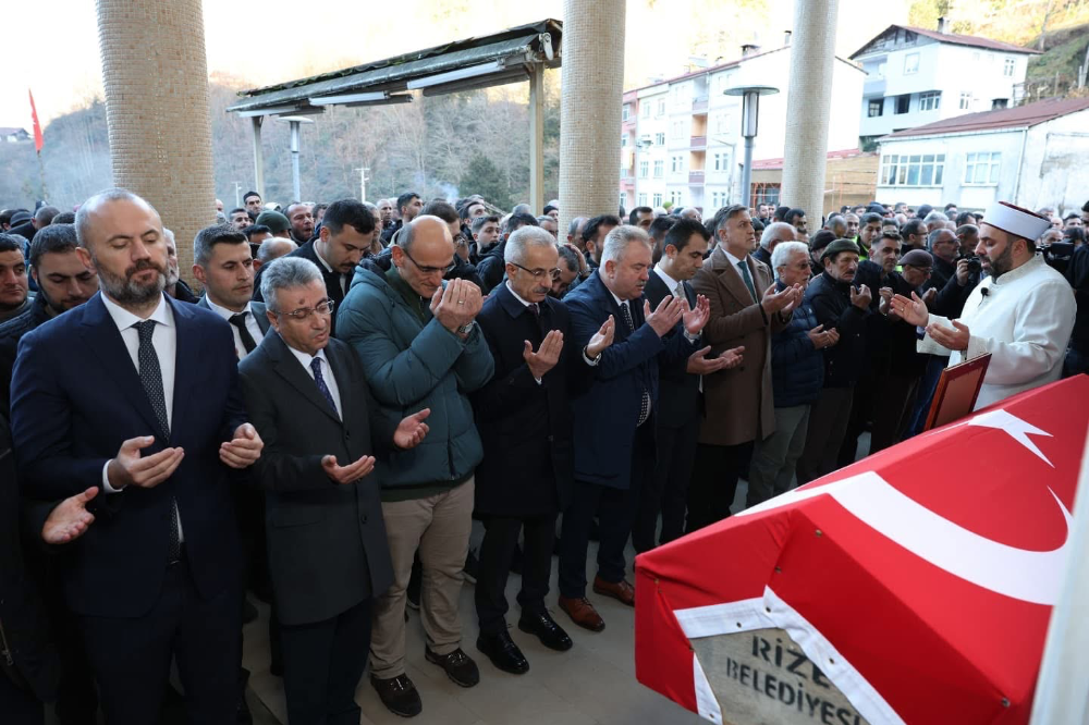 PTT Çalışanlarının Acısını Paylaşan Bakan Uraloğlu, Rizede Taziye Ziyaretleri Gerçekleştirdi