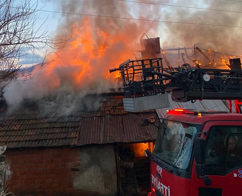 Yangın çıkan iki katlı ev, kullanılmaz hale geldi