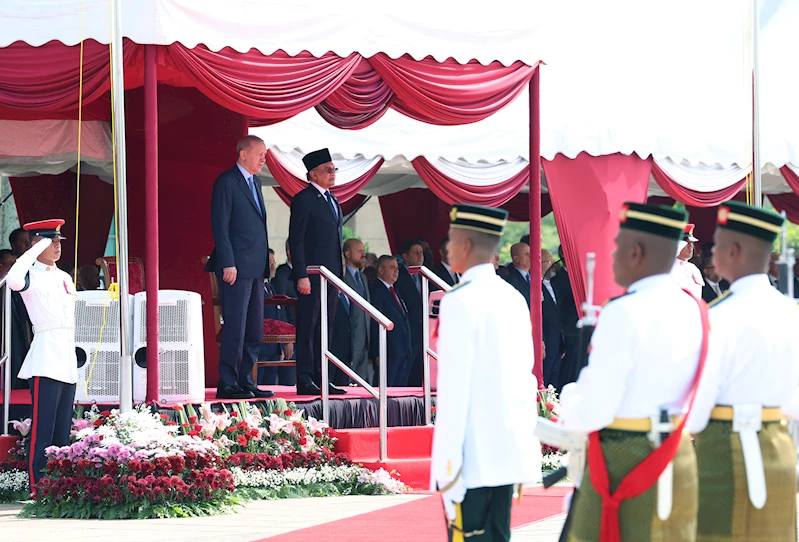 Cumhurbaşkanı Erdoğan, Malezya Başbakanı Enver İbrahim tarafından resmi törenle karşılandı / Ek fotoğraflar