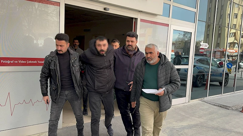 Eşinin boşanma dilekçesini yazan arzuhalcinin minibüsünü kurşunlattı