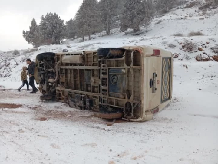 Öğrenci servisi karlı yolda devrildi; kaza anı kamerada