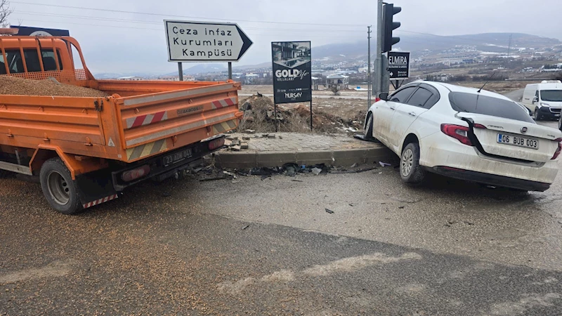 Elazığ’da kamyonet ile otomobil çarpıştı: 5 yaralı