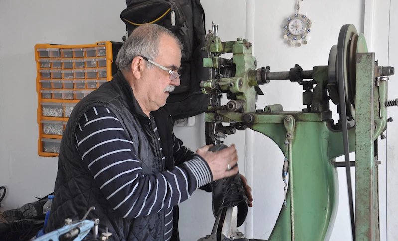 53 yıllık ayakkabı tamircisi depremzede hayata konteynerde tutunuyor