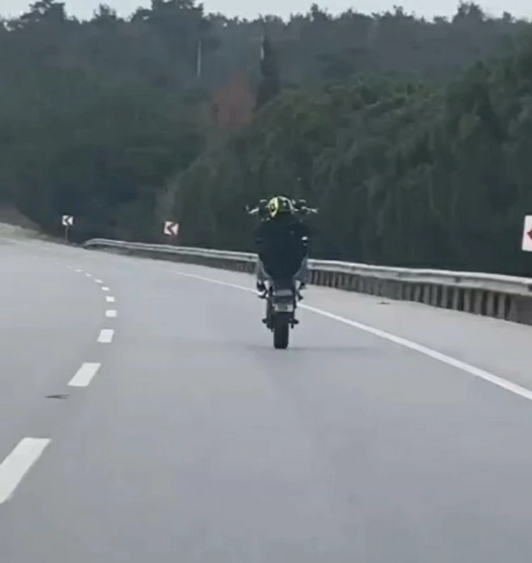Çanakkale’de trafiği tehlikeye düşüren motosikletliye 13 bin TL para cezası kesildi
