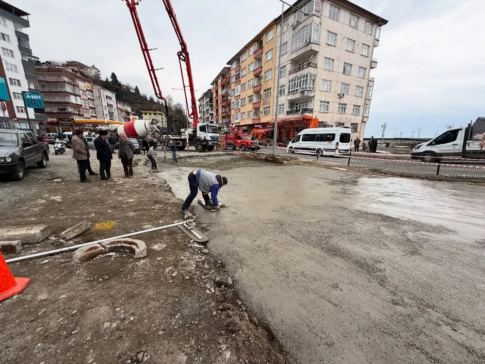 Çayeli Belediyesi, Yeni Köprünün Girişlerinde Betonlama Çalışmalarına Başladı