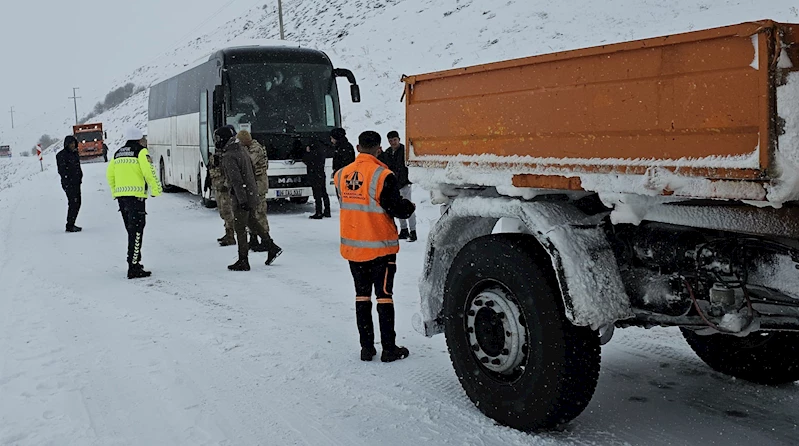 Kara saplanan otobüste mahsur kalan öğrenciler kurtarıldı