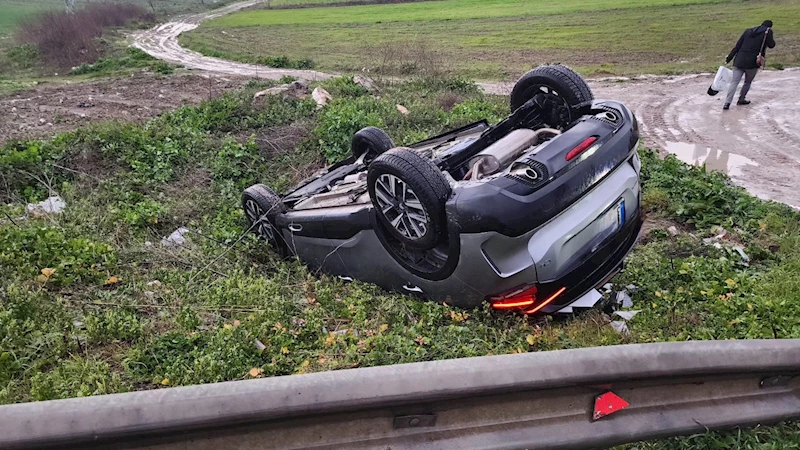 Yanlış girdiği yolda otomobiliyle takla attı; kaza kamerada  