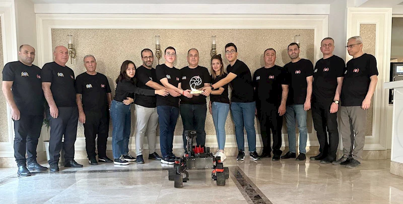 Liseli öğrenciler, robot yarışmasında şampiyon oldu 