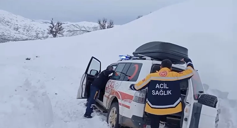 Ambulans kara saplandı, hastayı iş makinesi aldı