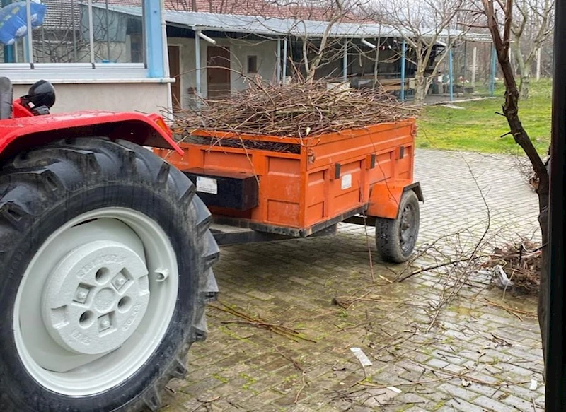 Traktör römorkundan düşerek hayatını kaybetti