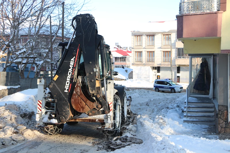 Karlıova’da yol ve kaldırımlar, buzlardan temizlendi