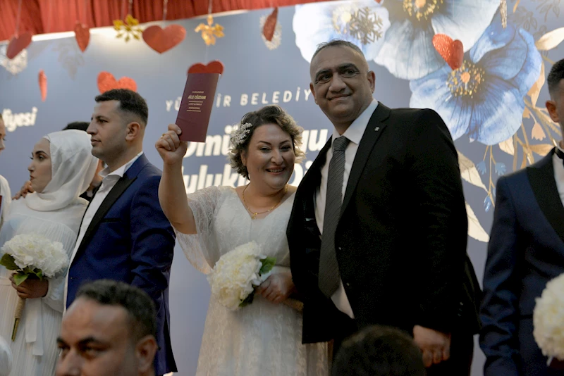 Hamile ve çocuklu 99 çifte toplu resmi nikah