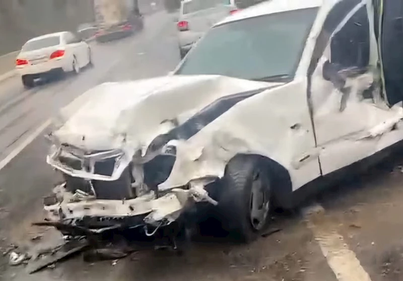 Bariyerlere çarpan otomobilin sürücüsü öldü, eşi yaralı