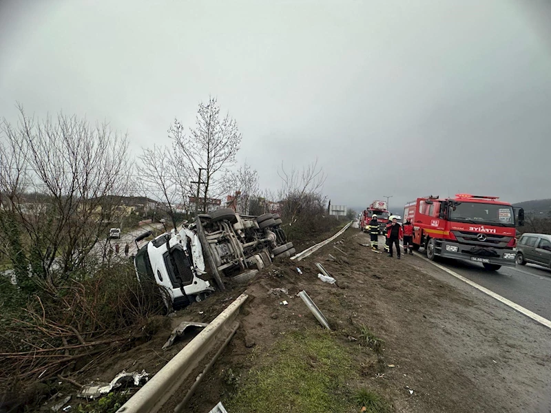 Otomobille çarpışan kamyon, şarampole devrildi: 3 yaralı