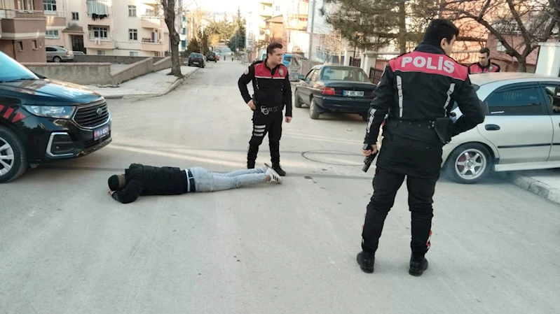 Ehliyetsiz sürücü polisin 