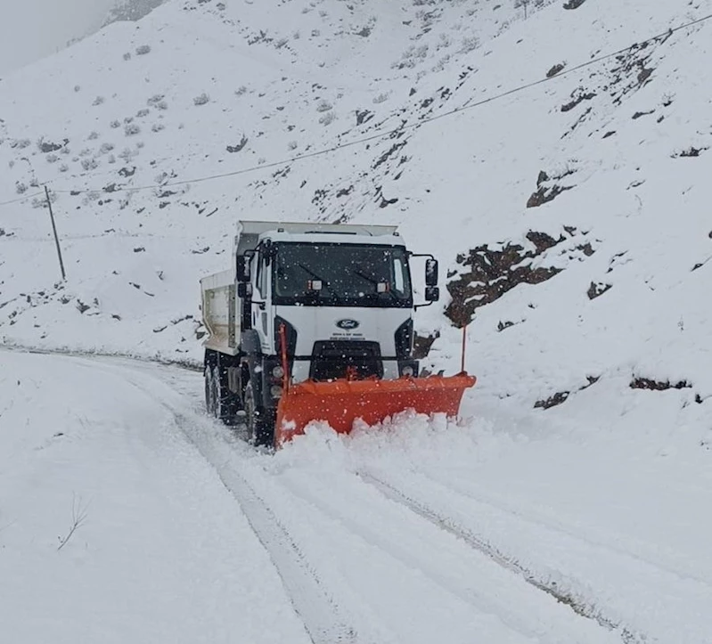 Şırnak’ta kardan 13 köy yolu ulaşıma kapandı; eğitime bir gün ara verildi (2)