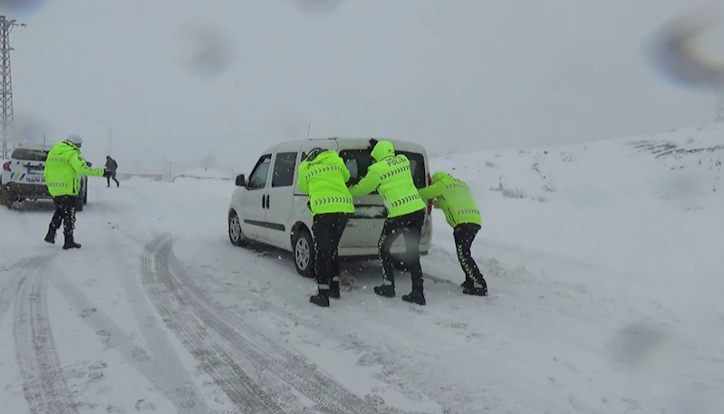 Bitlis’te, trafik polisleri yolda kalan araçları itti