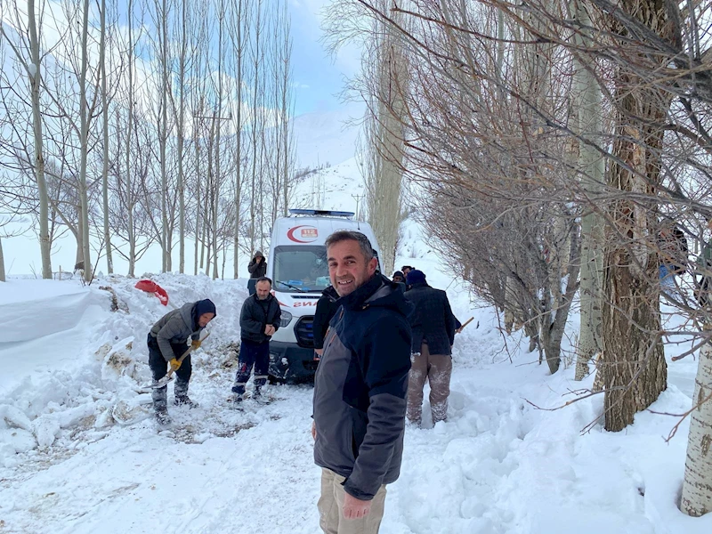 Böbrek hastası, kardan kapanan yol açılarak hastaneye ulaştırıldı 