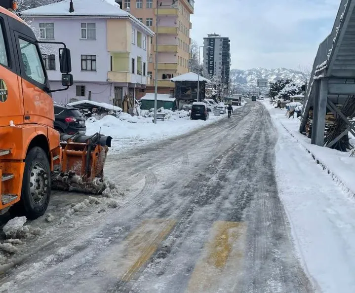 Çayeli Belediyesi, Kar ve Buzlanmaya Karşı Tedbirlerini Aralıksız Sürdürüyor