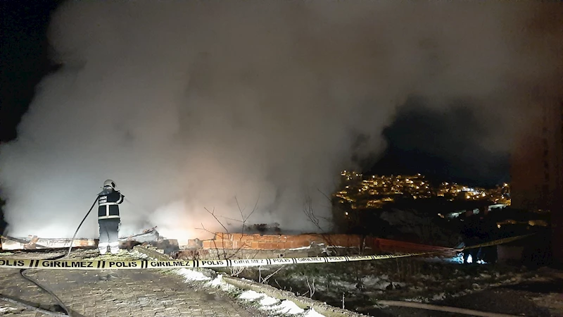 Karabük’te 2 katlı ev yandı